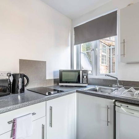 Modern Apartment On Egham High St And Close To Royal Holloway Bagian luar foto
