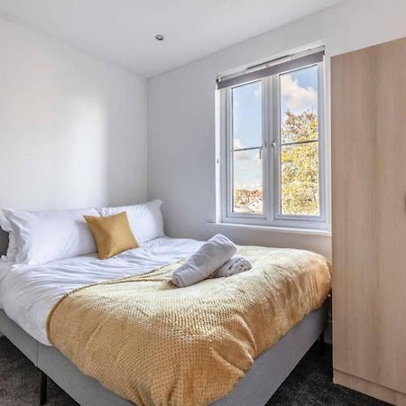 Modern Apartment On Egham High St And Close To Royal Holloway Bagian luar foto