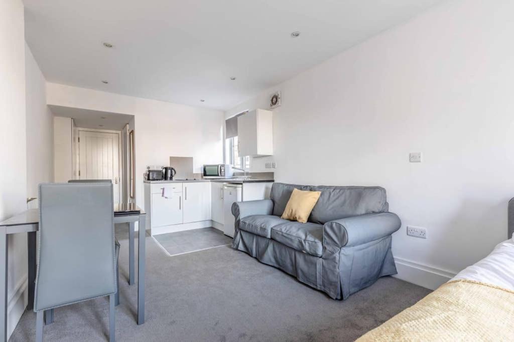 Modern Apartment On Egham High St And Close To Royal Holloway Bagian luar foto