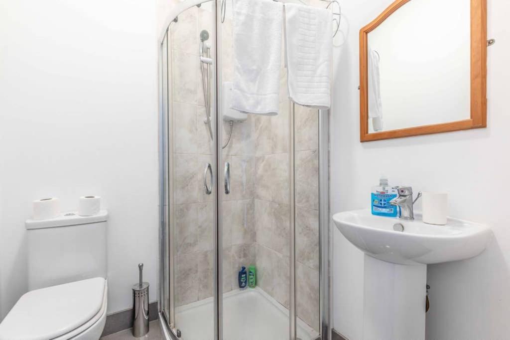 Modern Apartment On Egham High St And Close To Royal Holloway Bagian luar foto