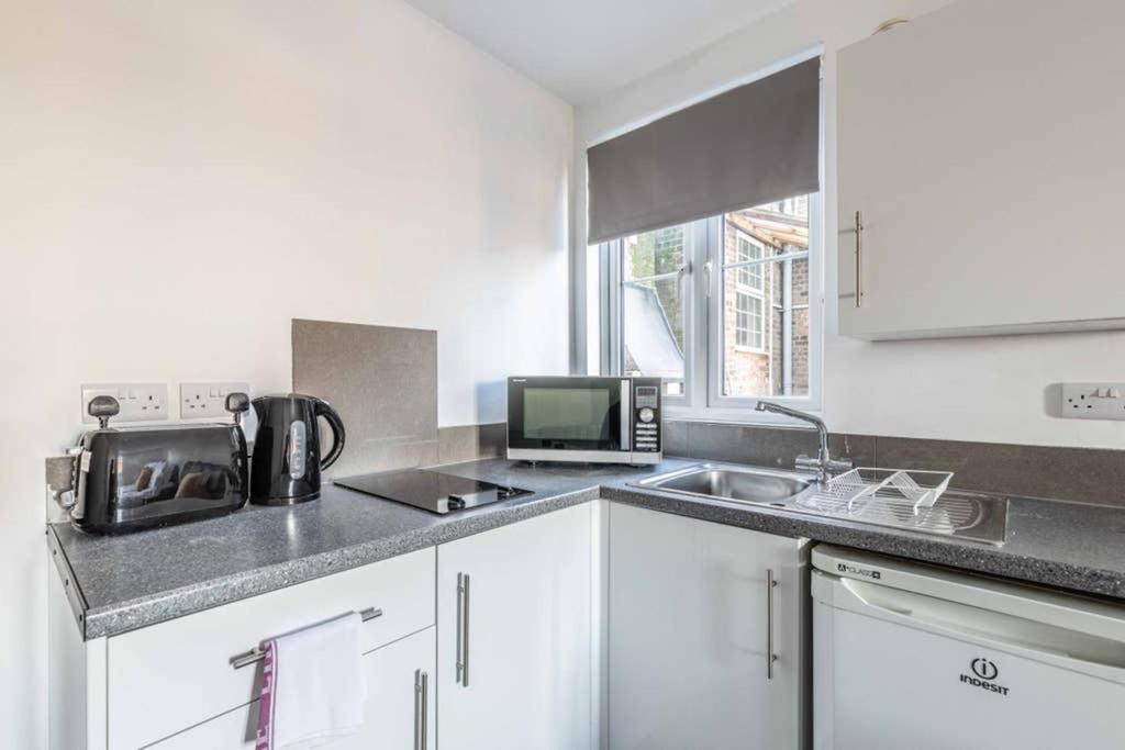 Modern Apartment On Egham High St And Close To Royal Holloway Bagian luar foto