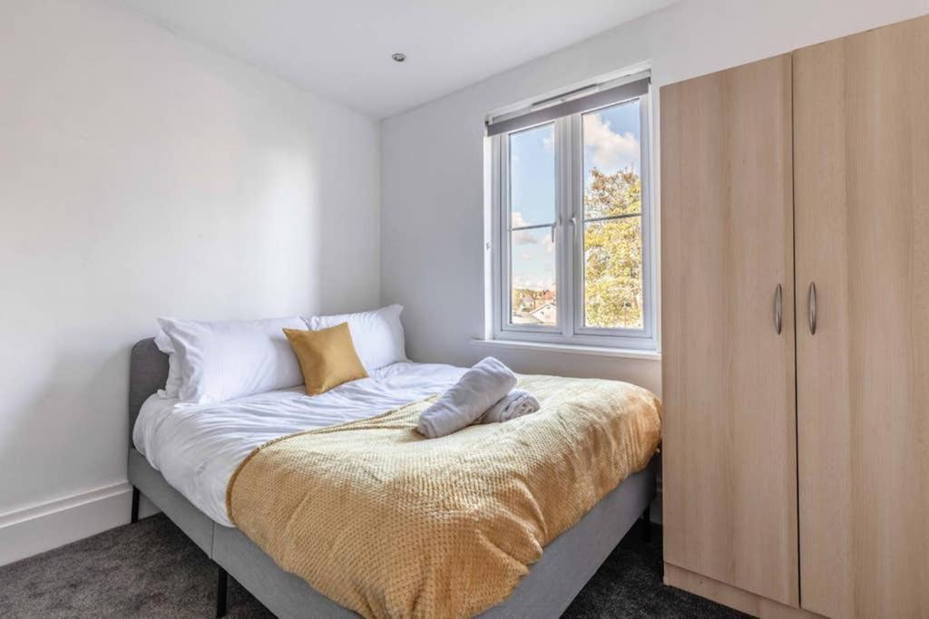 Modern Apartment On Egham High St And Close To Royal Holloway Bagian luar foto