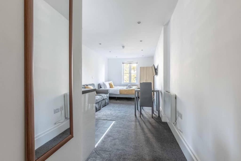 Modern Apartment On Egham High St And Close To Royal Holloway Bagian luar foto