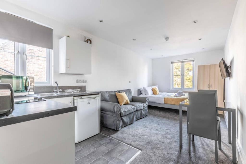 Modern Apartment On Egham High St And Close To Royal Holloway Bagian luar foto